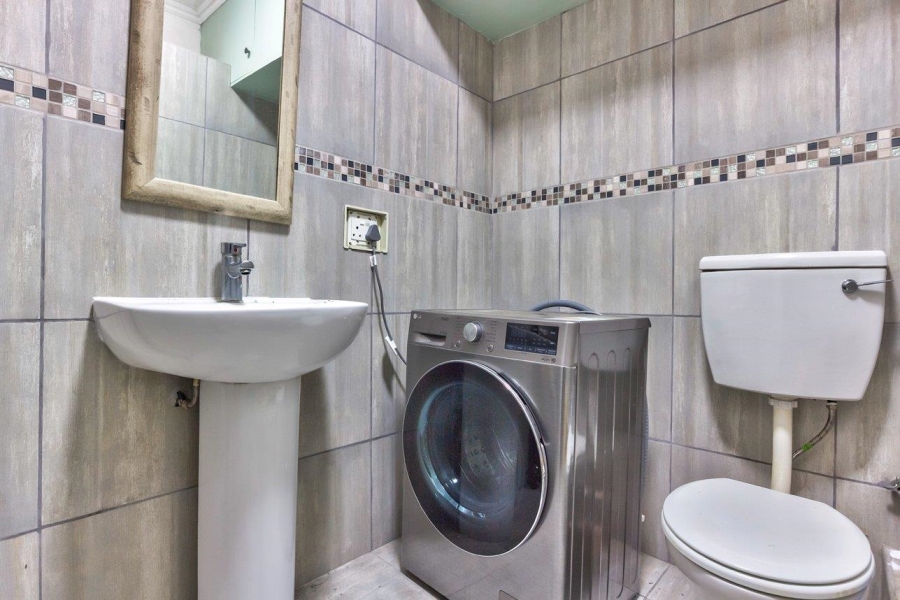 1 Bedroom Property for Sale in Sea Point Western Cape